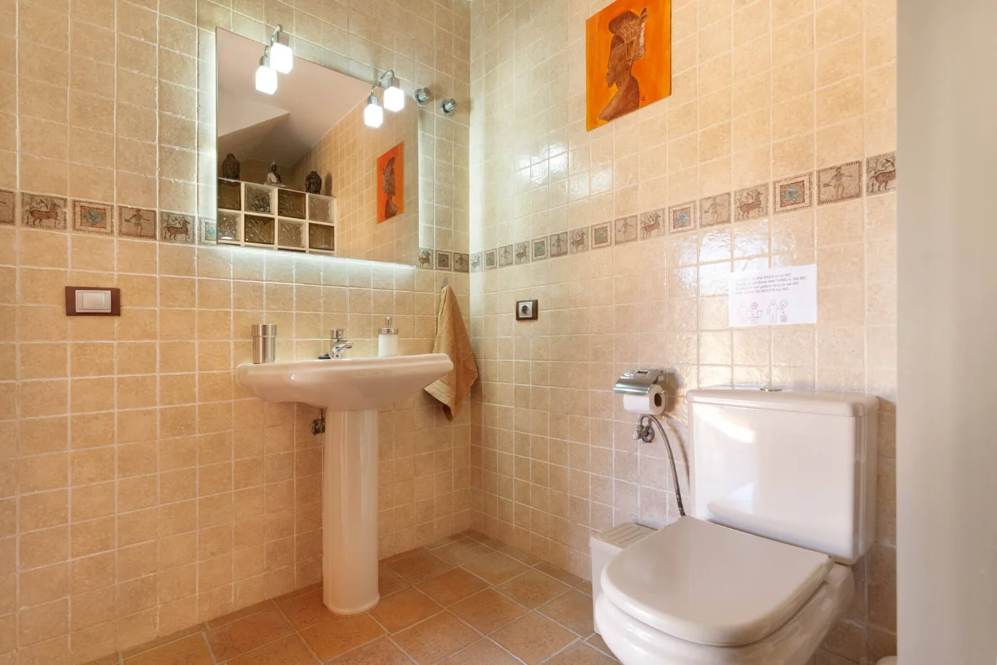 Aseo con lavabo y espejo