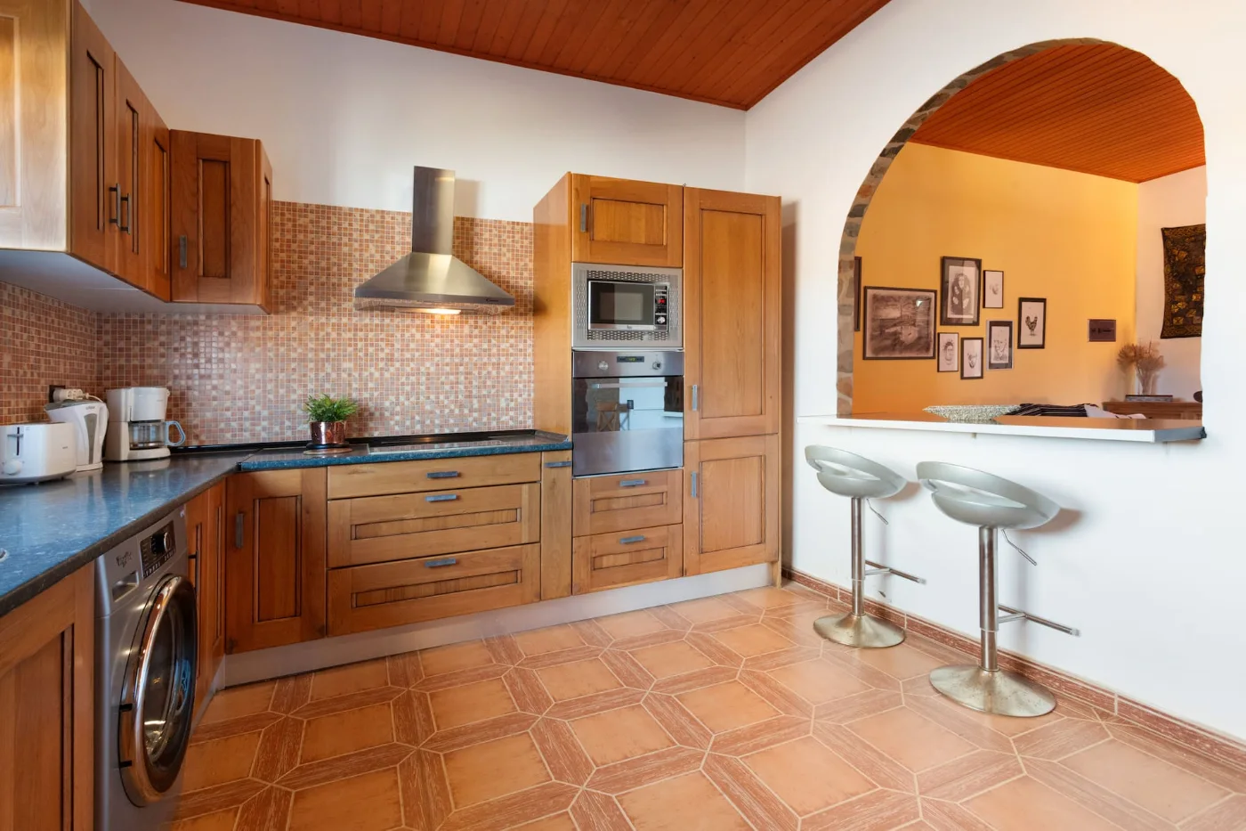 Cocina con nevera y lavadora