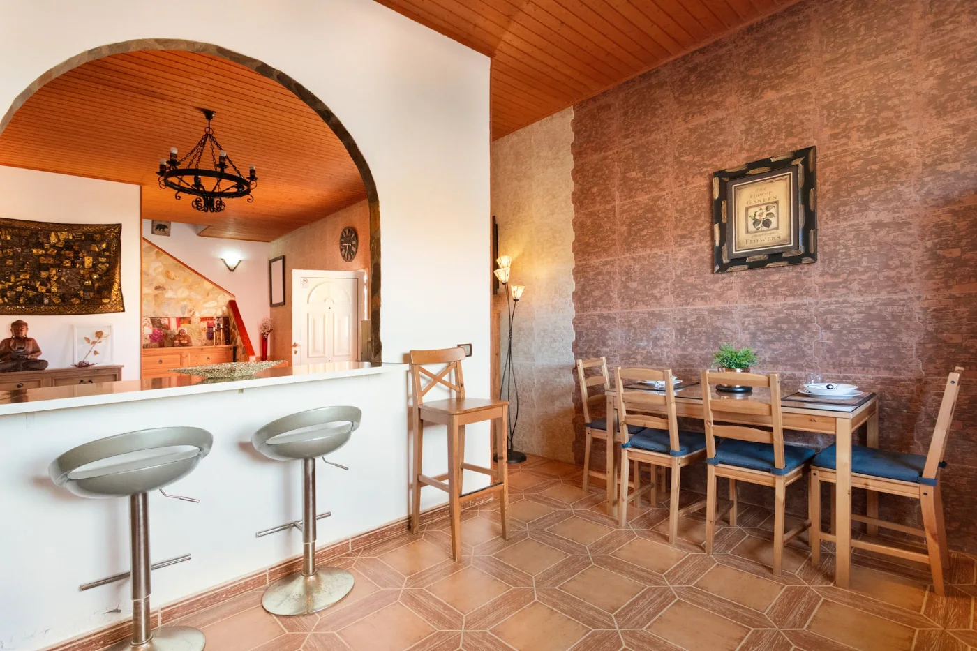 Cocina con barra y taburetes