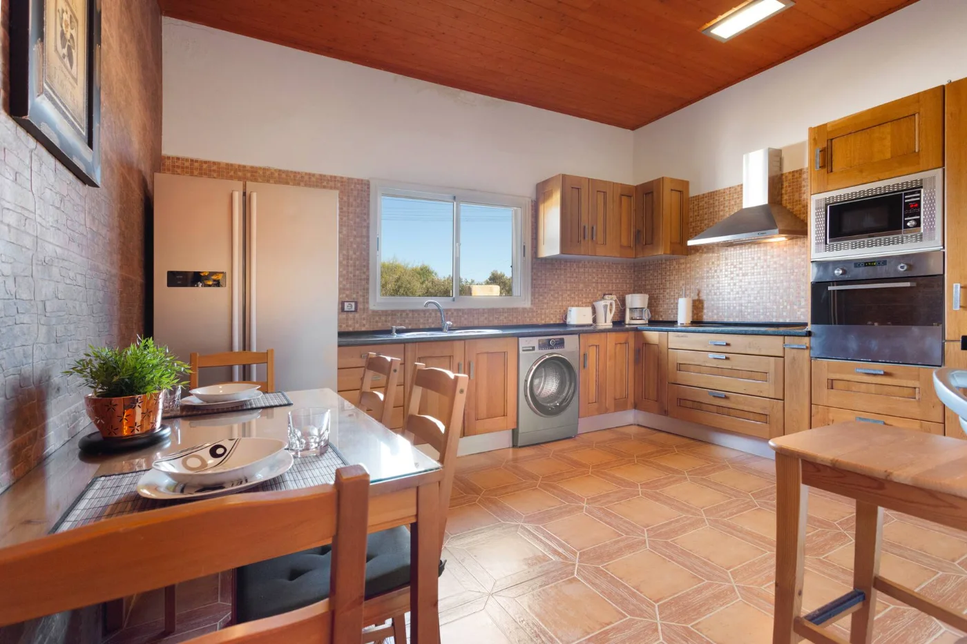 Comedor con mesa y sillas de madera