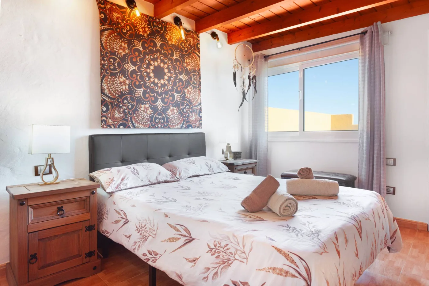 Dormitorio con cama doble y ventana