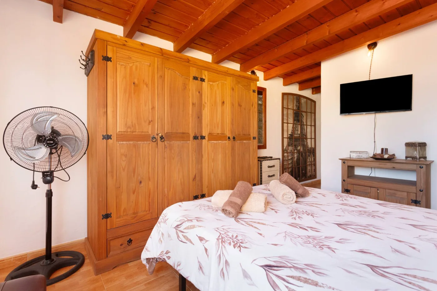 Dormitorio con armarios de madera