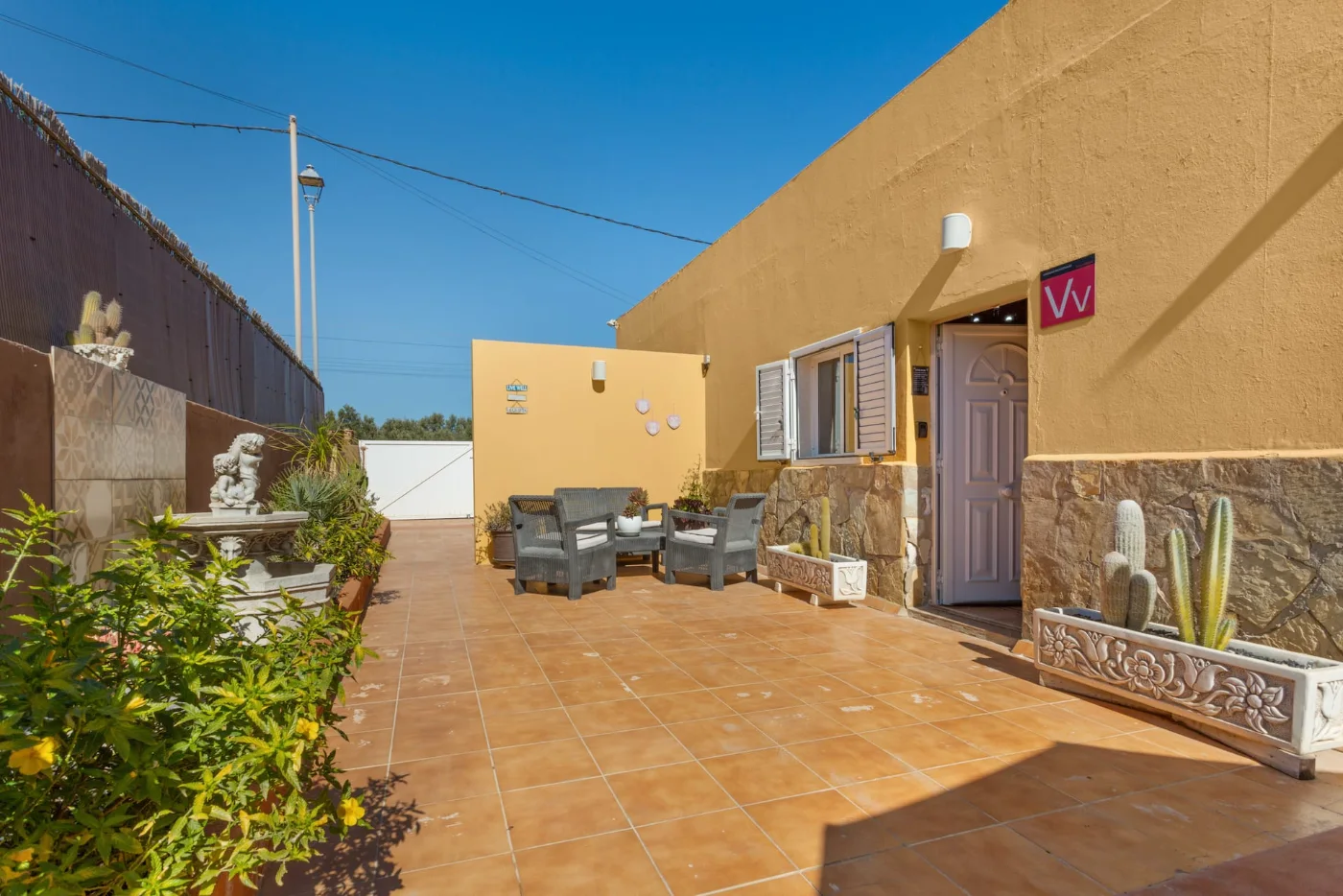 Fachada de la casa con terraza
