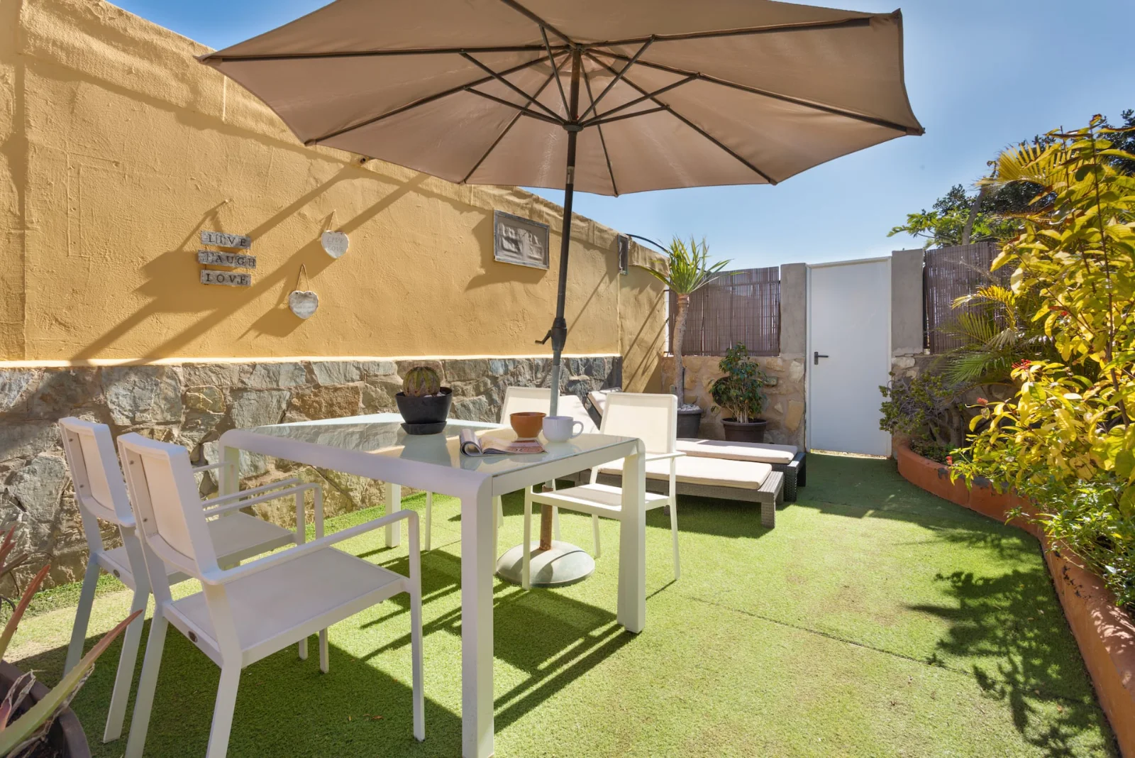Mesa con sombrilla en el jardín