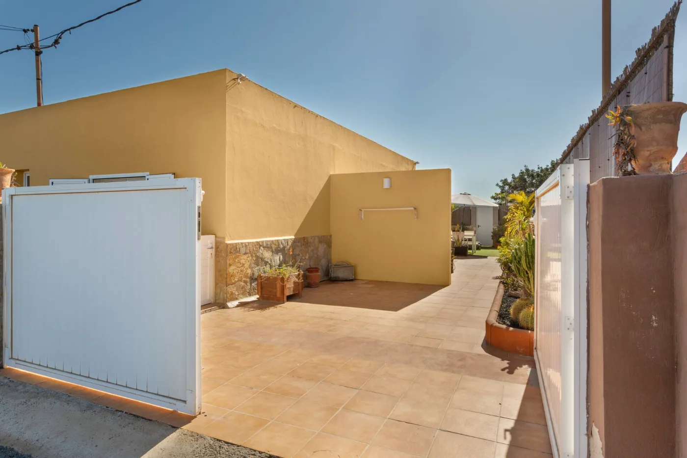 Zona exterior con muros encalados