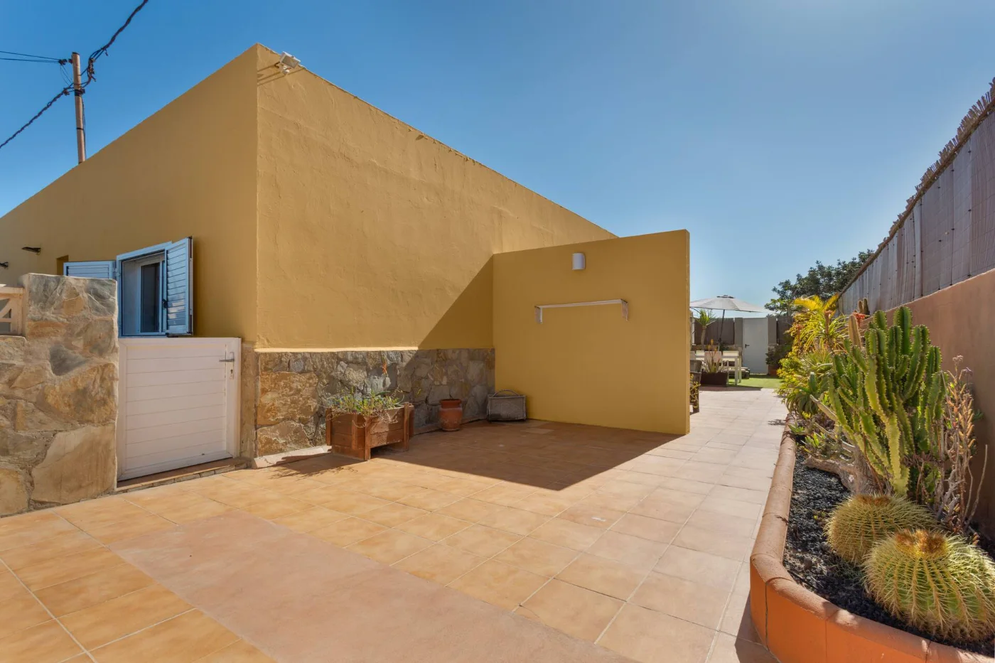 Patio con plantas y suelo de baldosa