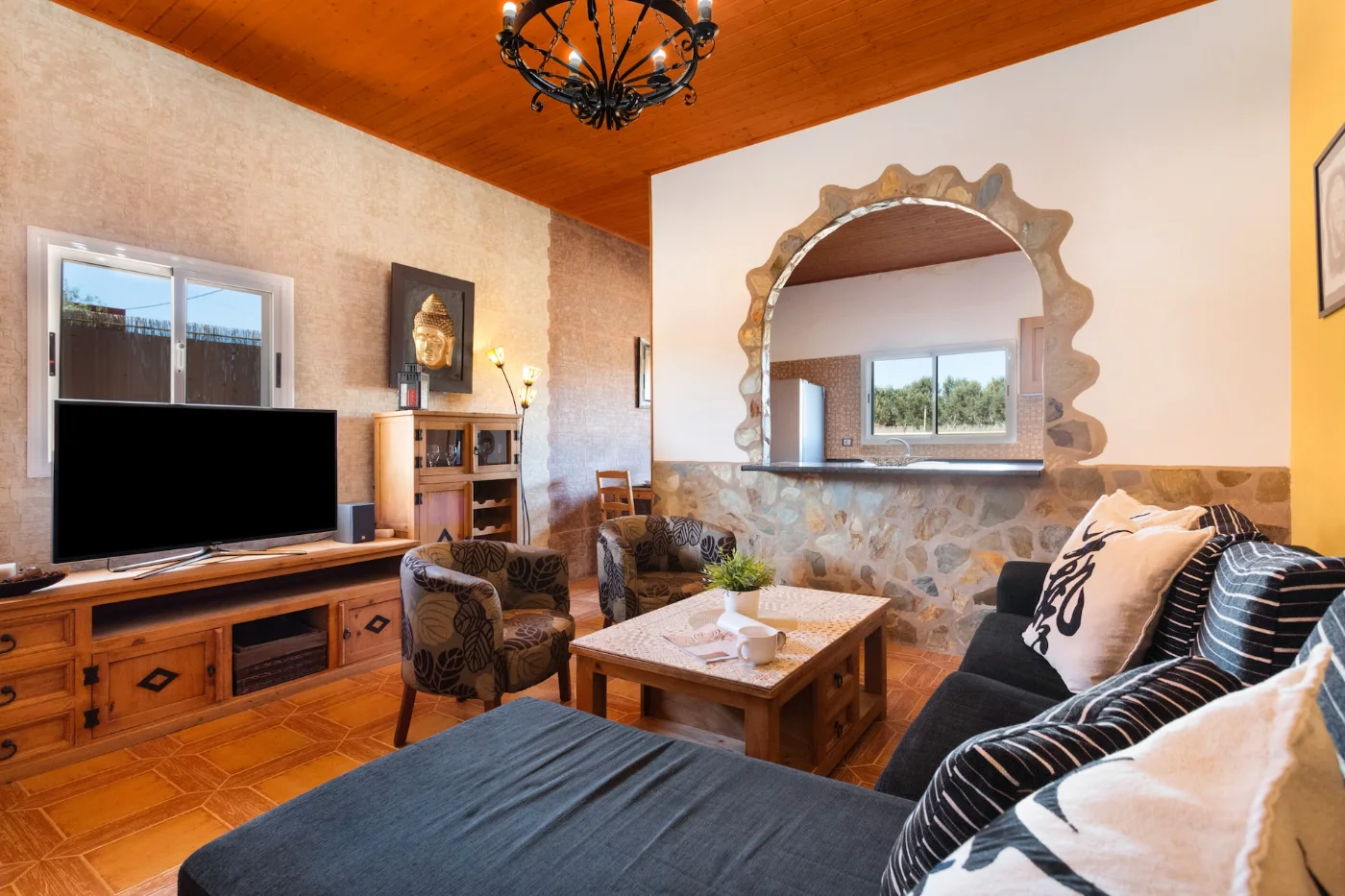 Salón con sofá y mesa baja