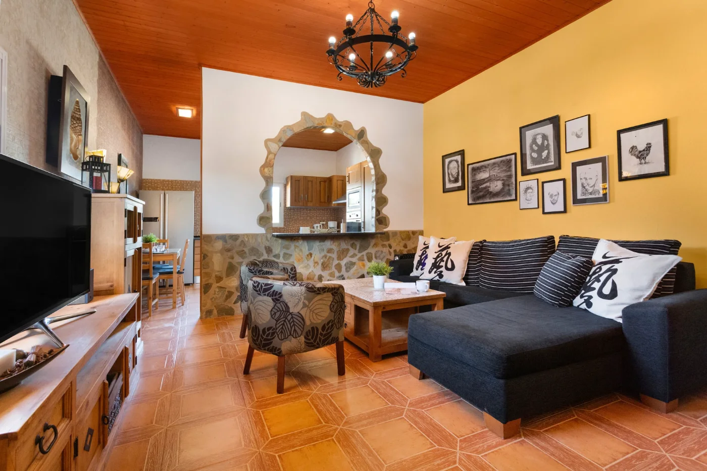 Salón con sofá y televisión