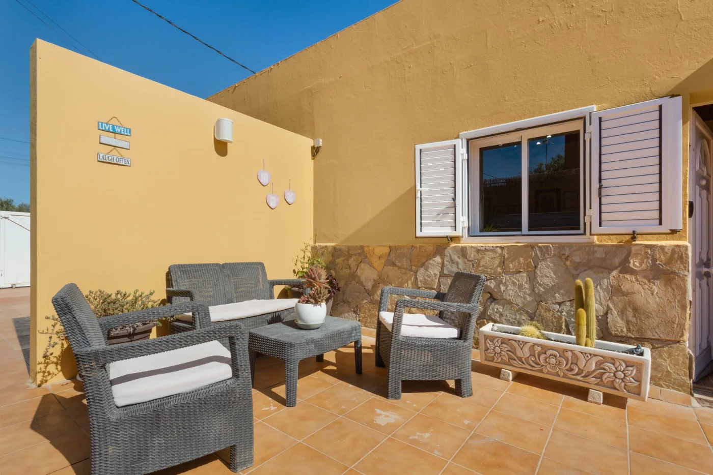 Sillones de exterior junto a la casa